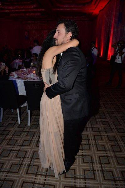 Tuba Büyüküstün ile eşi Onur Saylak'ın romantik dansı