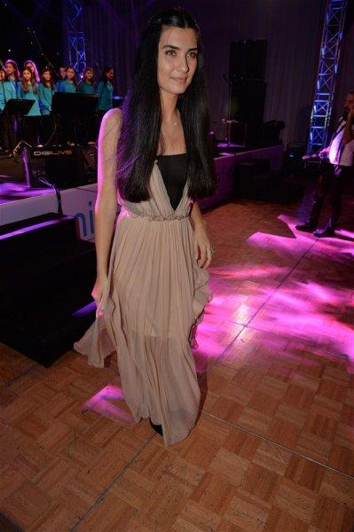 Tuba Büyüküstün ile eşi Onur Saylak'ın romantik dansı