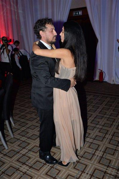 Tuba Büyüküstün ile eşi Onur Saylak'ın romantik dansı