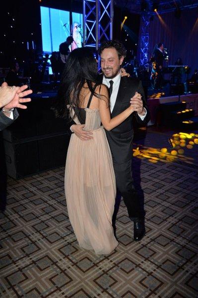 Tuba Büyüküstün ile eşi Onur Saylak'ın romantik dansı