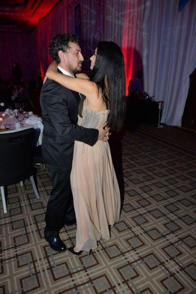 Tuba Büyüküstün ile eşi Onur Saylak'ın romantik dansı