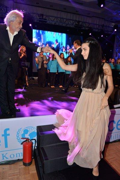 Tuba Büyüküstün ile eşi Onur Saylak'ın romantik dansı