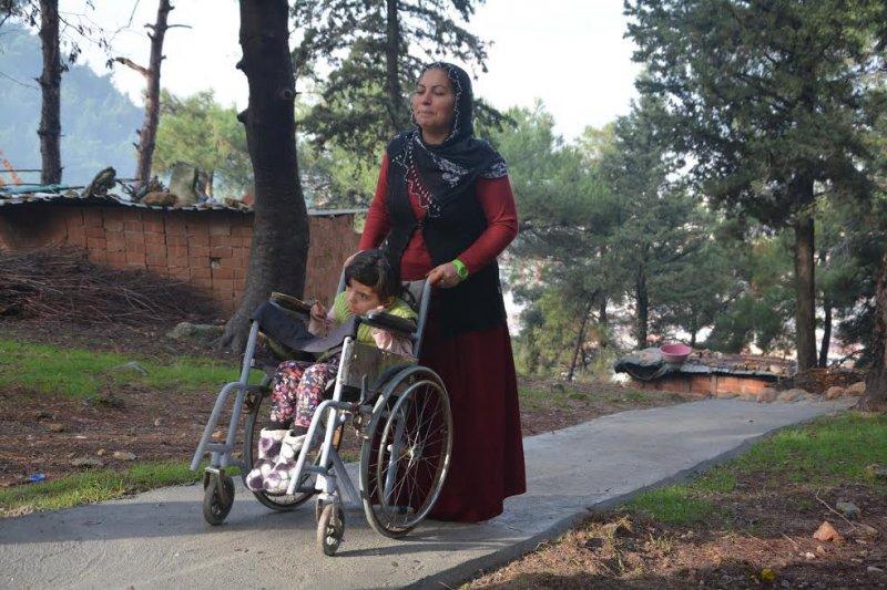 Şehzadeler Belediyesi engelli kız için yol yaptı