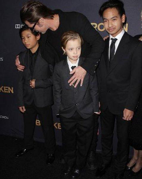 Angelina Jolie'nin kızı Shiloh ağabeylerine özendi 