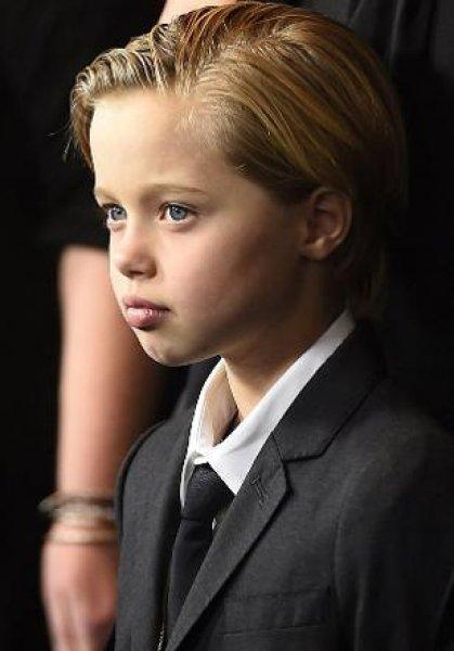 Angelina Jolie'nin kızı Shiloh ağabeylerine özendi 