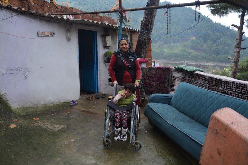 Şehzadeler Belediyesi engelli kız için yol yaptı