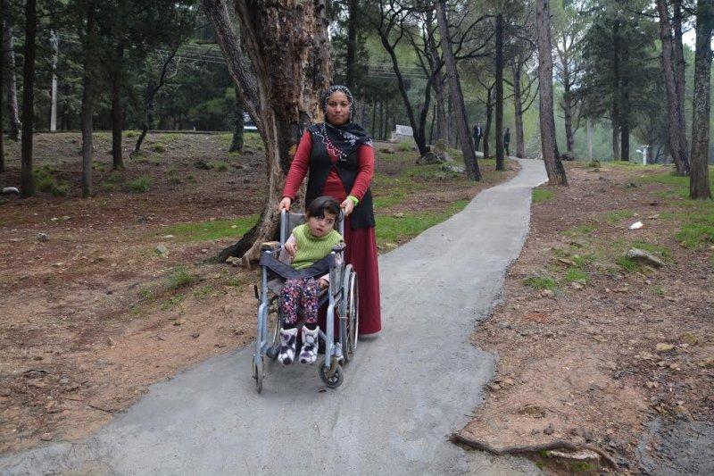 Şehzadeler Belediyesi engelli kız için yol yaptı