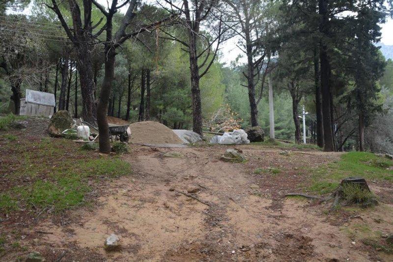 Şehzadeler Belediyesi engelli kız için yol yaptı