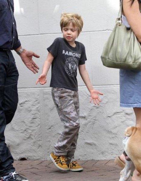 Angelina Jolie'nin kızı Shiloh ağabeylerine özendi 