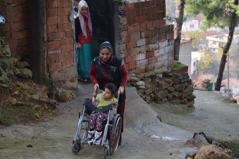 Şehzadeler Belediyesi engelli kız için yol yaptı