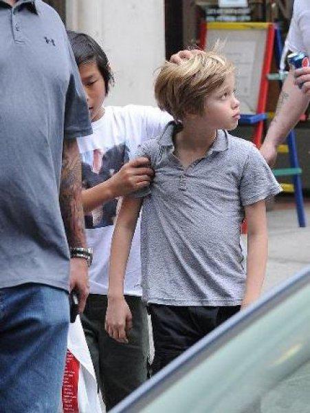 Angelina Jolie'nin kızı Shiloh ağabeylerine özendi 