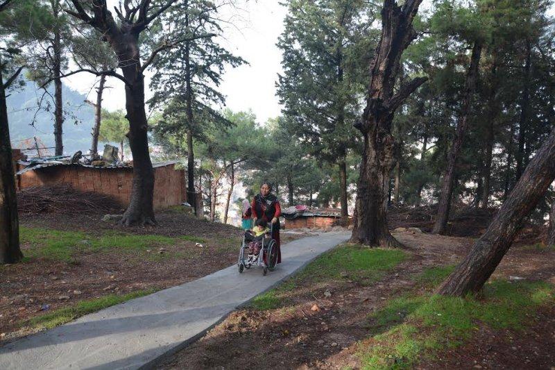 Şehzadeler Belediyesi engelli kız için yol yaptı