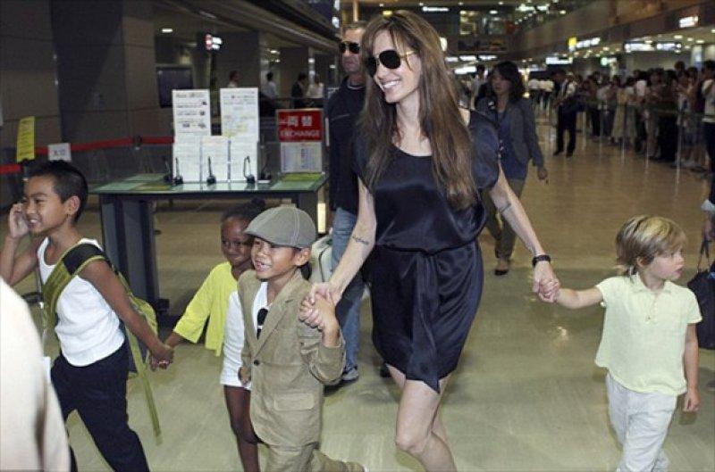 Angelina Jolie'nin kızı Shiloh ağabeylerine özendi 