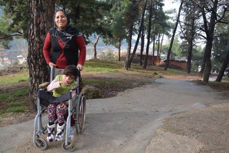 Şehzadeler Belediyesi engelli kız için yol yaptı