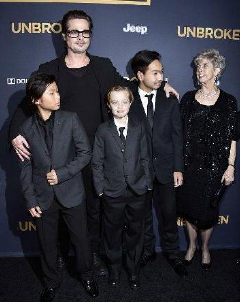 Angelina Jolie'nin kızı Shiloh ağabeylerine özendi 