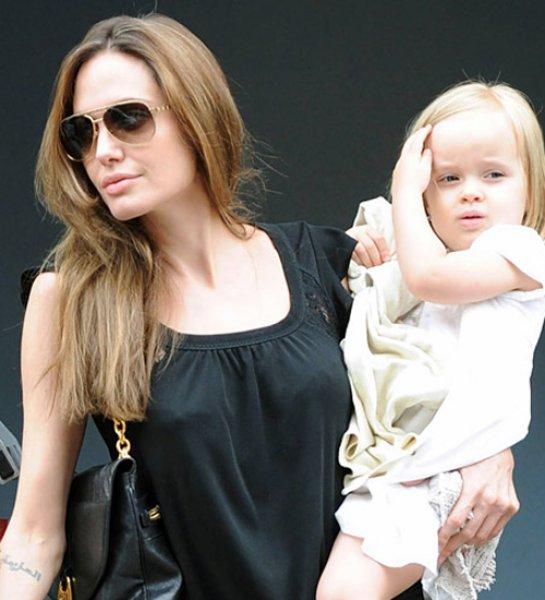 Angelina Jolie'nin kızı Shiloh ağabeylerine özendi 