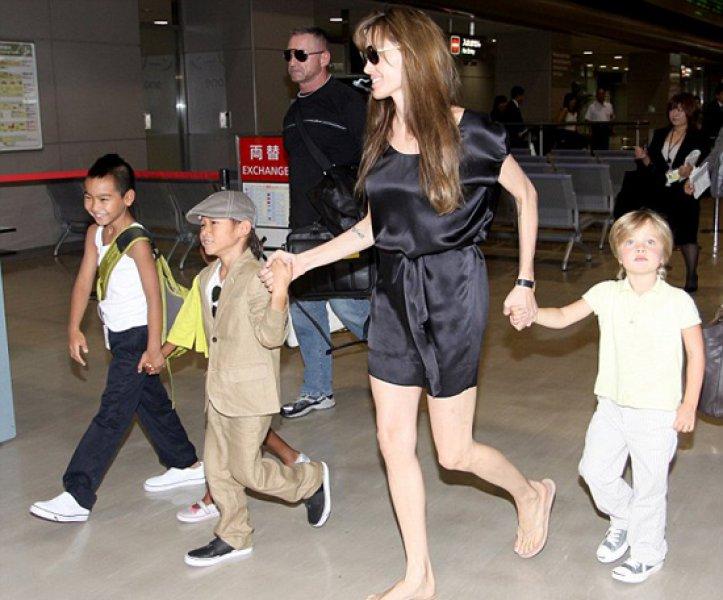 Angelina Jolie'nin kızı Shiloh ağabeylerine özendi 