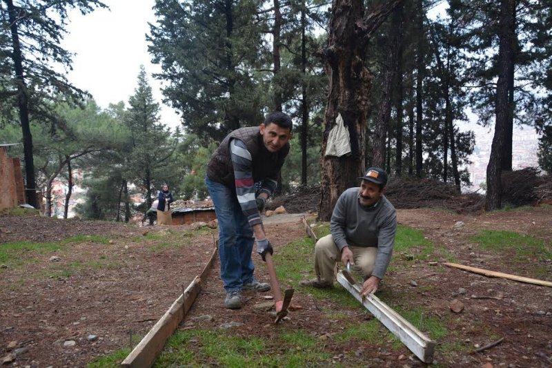 Şehzadeler Belediyesi engelli kız için yol yaptı