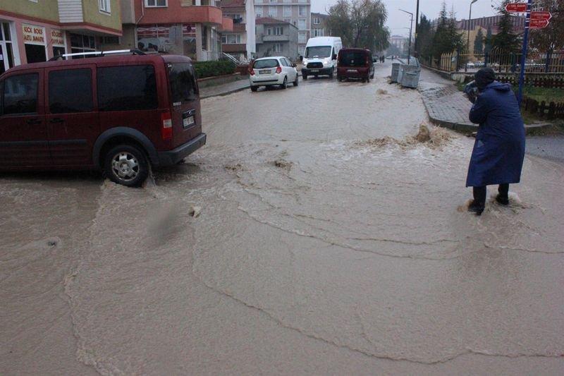 Edirne'de sağanak yaşamı olumsuz etkiledi