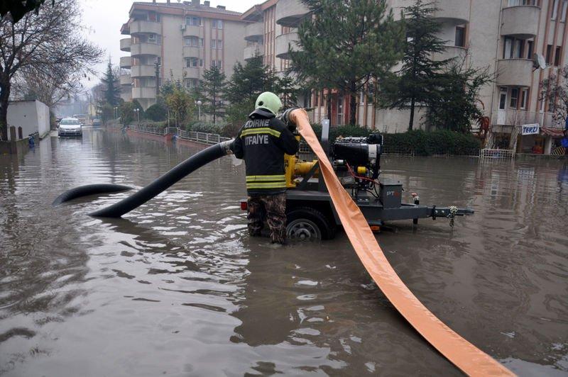 Edirne'de sağanak yaşamı olumsuz etkiledi