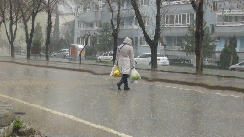 Edirne'de sağanak yaşamı olumsuz etkiledi