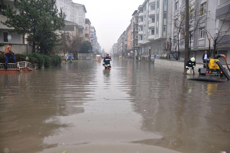Edirne'de sağanak yaşamı olumsuz etkiledi
