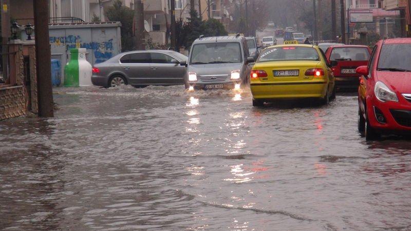 Edirne'de sağanak yaşamı olumsuz etkiledi