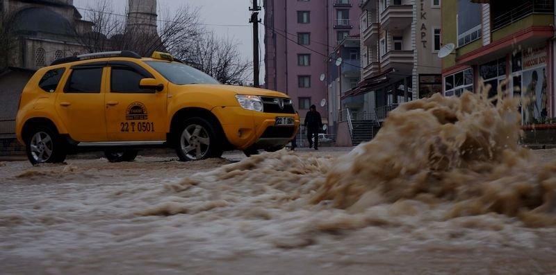 Edirne'de sağanak yaşamı olumsuz etkiledi