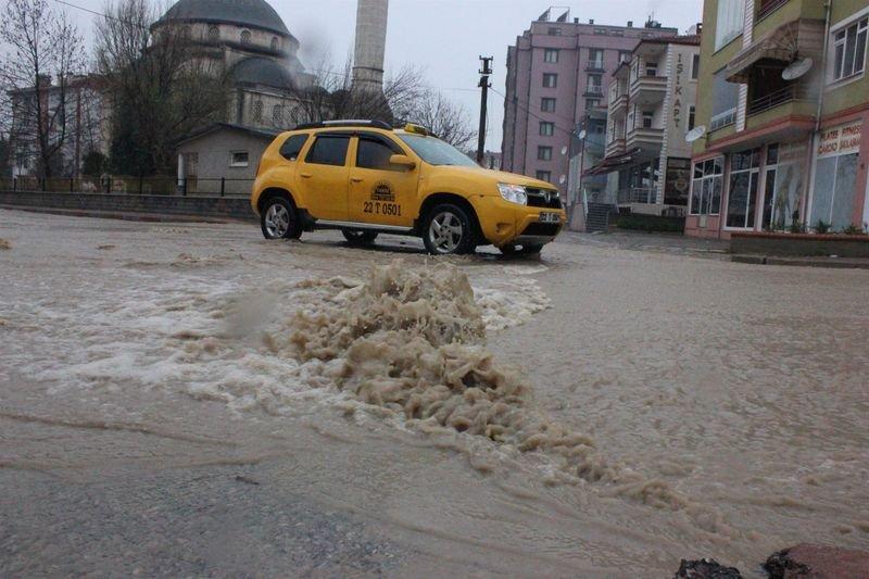 Edirne'de sağanak yaşamı olumsuz etkiledi