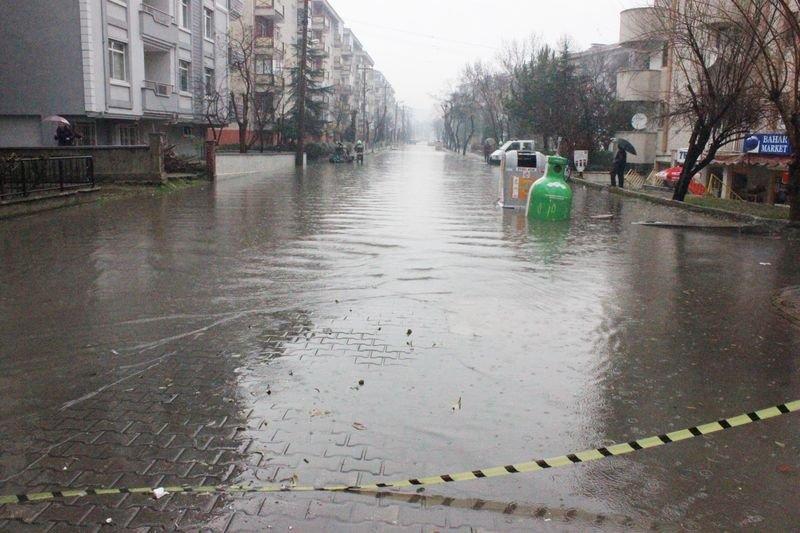 Edirne'de sağanak yaşamı olumsuz etkiledi