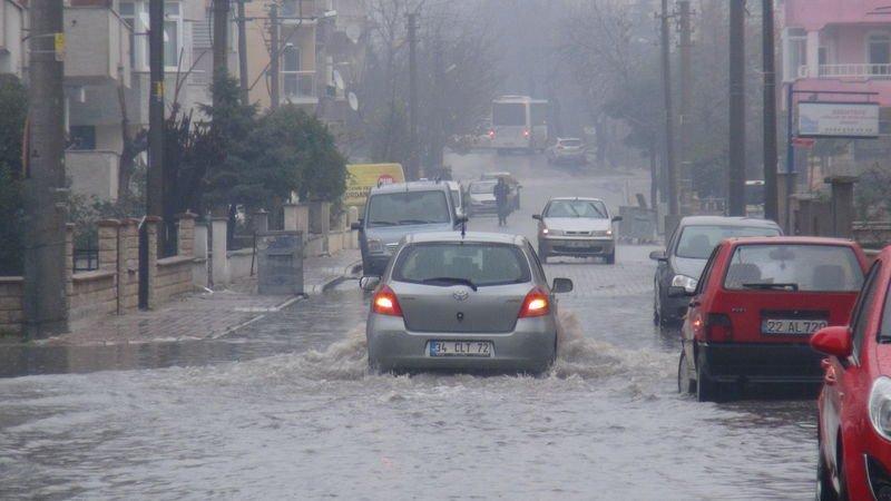 Edirne'de sağanak yaşamı olumsuz etkiledi