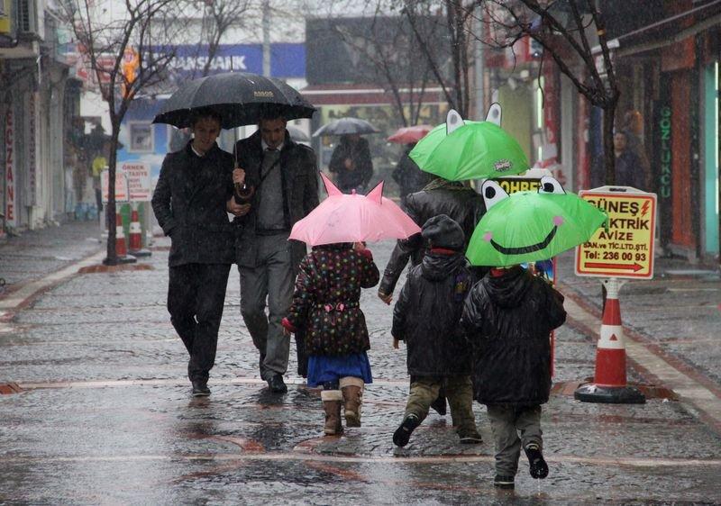 Edirne'de sağanak yaşamı olumsuz etkiledi