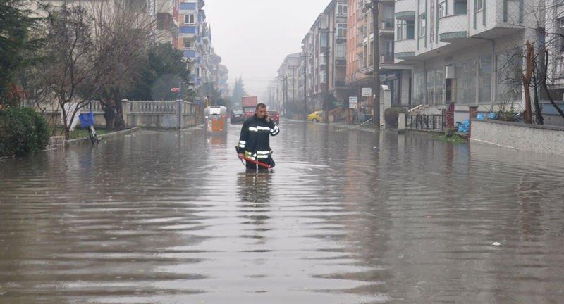 Edirne'de sağanak yaşamı olumsuz etkiledi