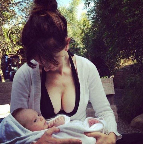 Ruth Iorio evinde gerçekleştirdiği doğumu sosyal medyadan yayınladı