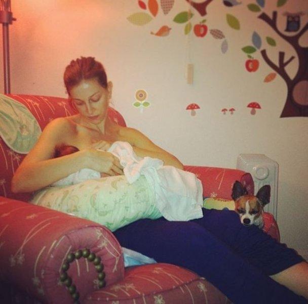 Ruth Iorio evinde gerçekleştirdiği doğumu sosyal medyadan yayınladı