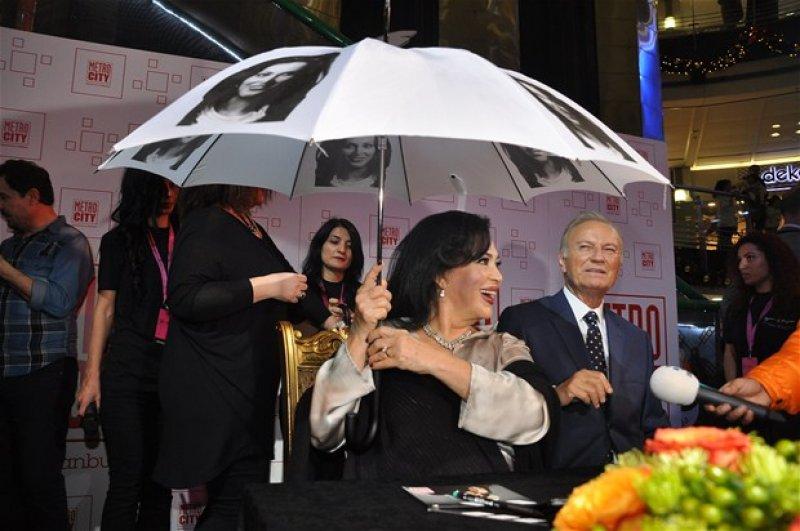 Yeşilçam’ın unutulmaz ismi Türkan Şoray ve Ediz Hun imza gününde buluştu 