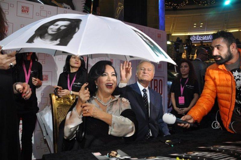 Yeşilçam’ın unutulmaz ismi Türkan Şoray ve Ediz Hun imza gününde buluştu 