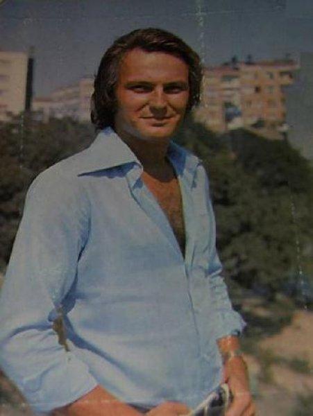 Yeşilçam’ın unutulmaz ismi Türkan Şoray ve Ediz Hun imza gününde buluştu 