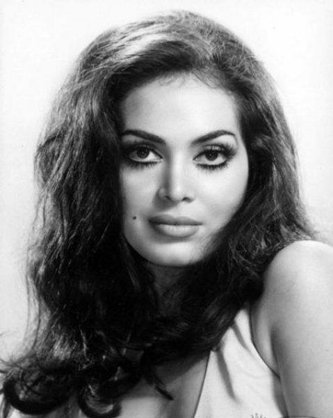 Yeşilçam’ın unutulmaz ismi Türkan Şoray ve Ediz Hun imza gününde buluştu 