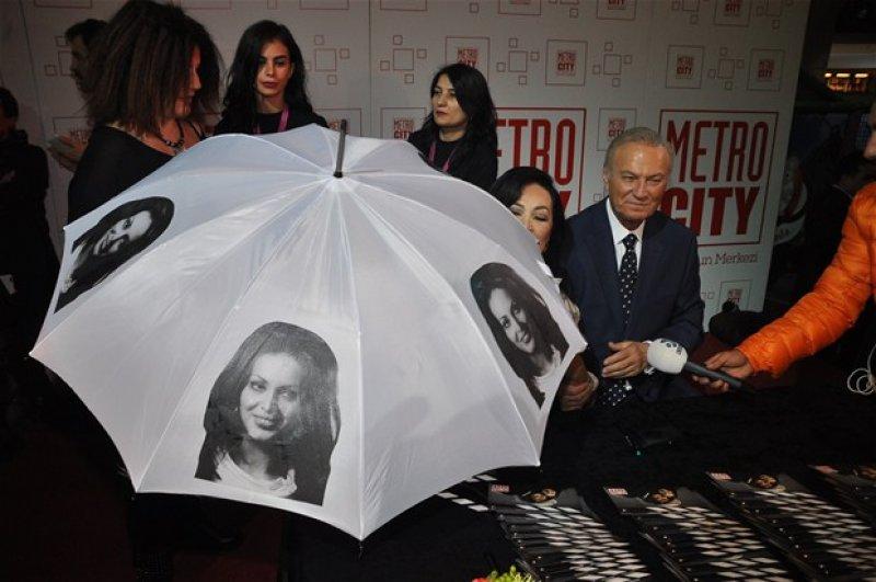 Yeşilçam’ın unutulmaz ismi Türkan Şoray ve Ediz Hun imza gününde buluştu 