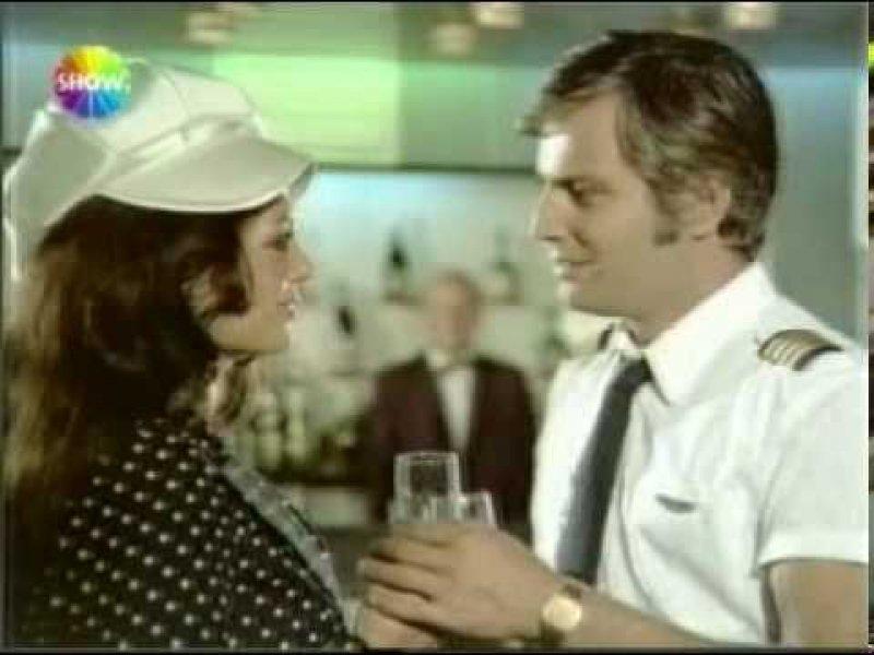 Yeşilçam’ın unutulmaz ismi Türkan Şoray ve Ediz Hun imza gününde buluştu 