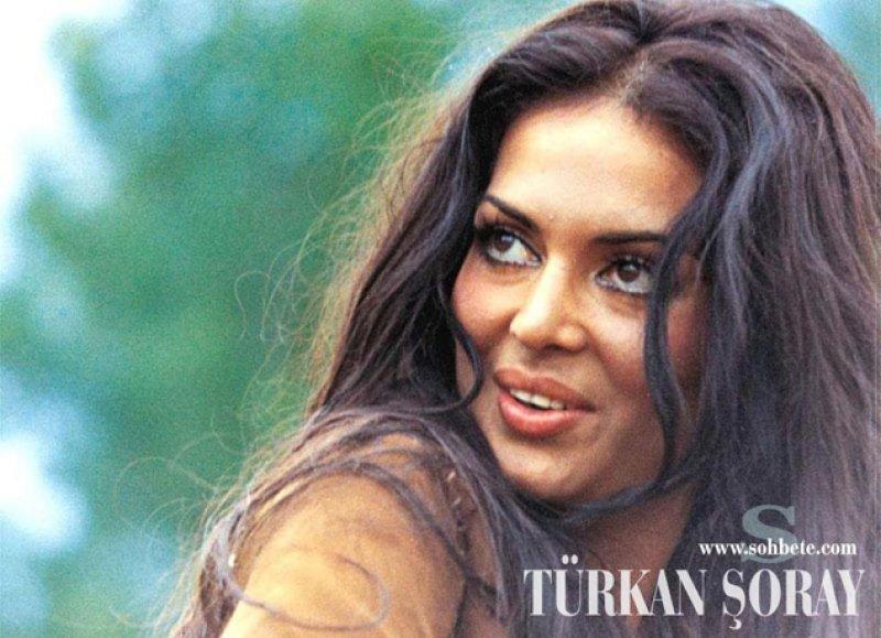 Yeşilçam’ın unutulmaz ismi Türkan Şoray ve Ediz Hun imza gününde buluştu 