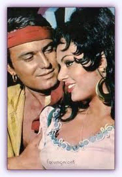 Yeşilçam’ın unutulmaz ismi Türkan Şoray ve Ediz Hun imza gününde buluştu 