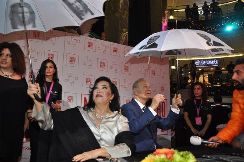 Yeşilçam’ın unutulmaz ismi Türkan Şoray ve Ediz Hun imza gününde buluştu 