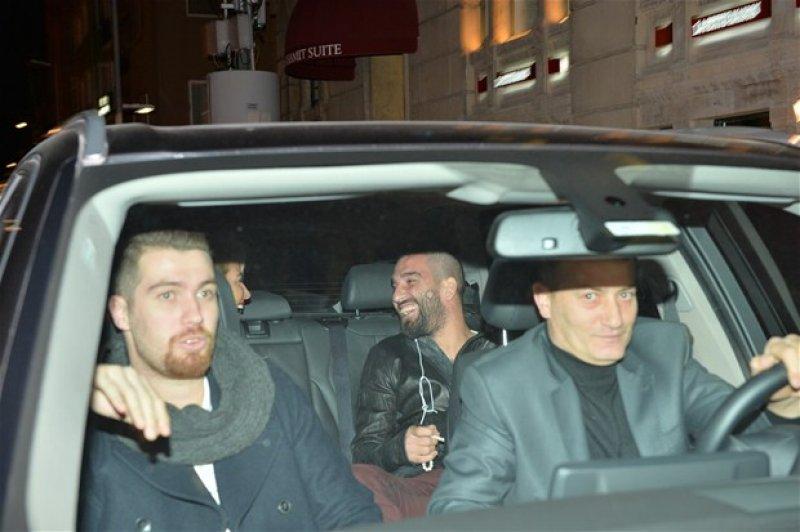 Arda Turan ile Burcu Esmersoy Nişantaşı'nda görüntülendi