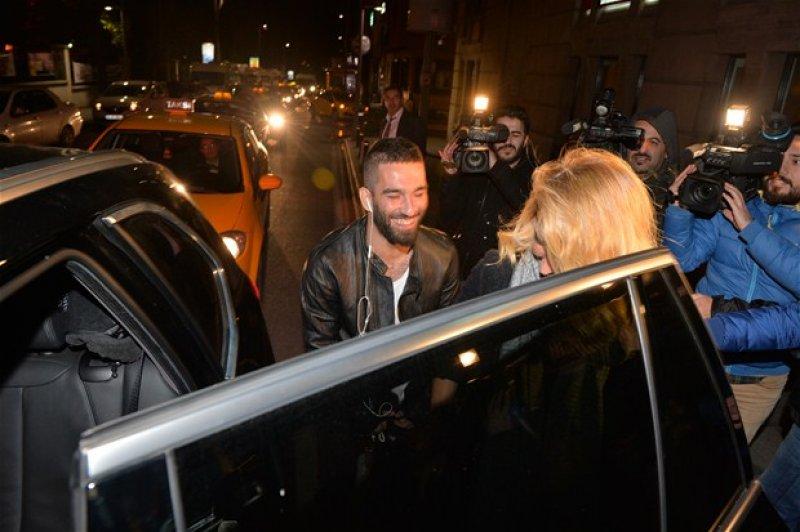 Arda Turan ile Burcu Esmersoy Nişantaşı'nda görüntülendi