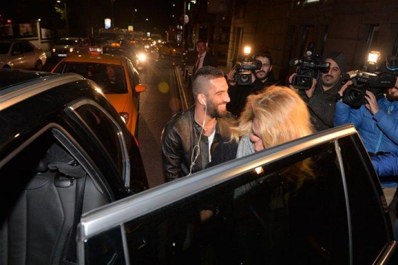 Arda Turan ile Burcu Esmersoy Nişantaşı'nda görüntülendi