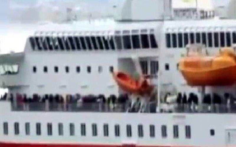 Seyir halindeki 478 yolculu İtalyan feribotu yanıyor