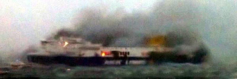 Seyir halindeki 478 yolculu İtalyan feribotu yanıyor