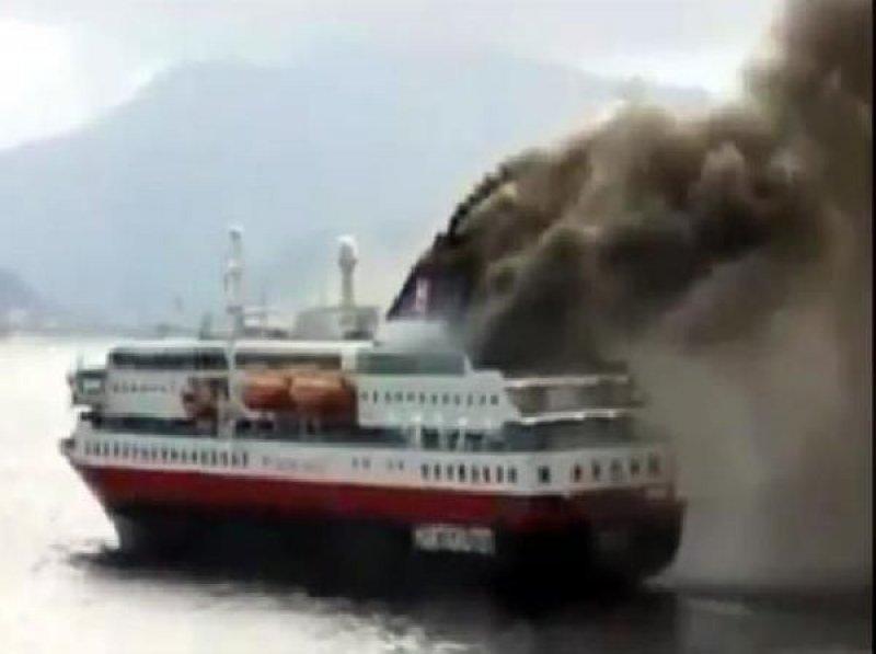 Seyir halindeki 478 yolculu İtalyan feribotu yanıyor